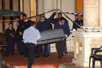 Empleados de una funeraria trasladan el cuerpo de uno de los fallecidos en el tiroteo ocurrido el sábado en Marbella.