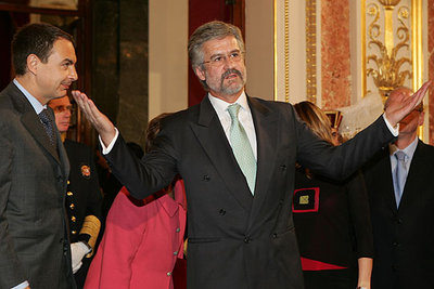 Manuel Marín, presidente del Congreso, durante su intervención. A la izquierda, el presidente del Gobierno, José Luis Rodríguez Zapatero.rnrnGORKA LEJARCEGI