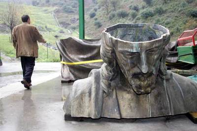 Las piezas de bronCe que conforman la escultura del Sagrado Corazón en una nave industrial de Artigas.