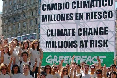 Simpatizantes de la organización ecologista Greenpeace, ayer en Buenos Aires.