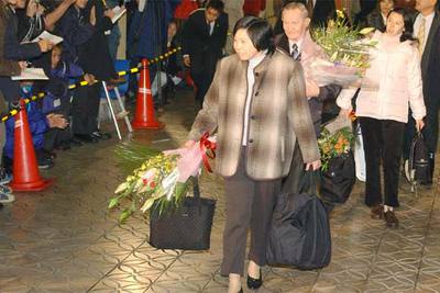 Hitomi Soga, Charles Jenkins y sus hijas, Mika y Brinda, a su llegada al aeropuerto de la isla de Sado.
