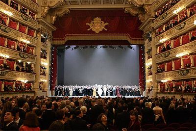 El elenco de   Europa reconocida , De Salieri, agradece la larga ovación que les dedicó el público que acudió a la reapertura de la Scala de Milán.