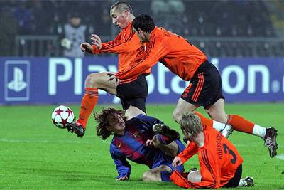 Messi, rodeado de tres rivales, no consigue hacerse con el balón.