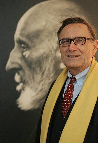 Rüdiger Wehner, fotografiado en Madrid con una efigie de Ramón y Cajal al fondo.