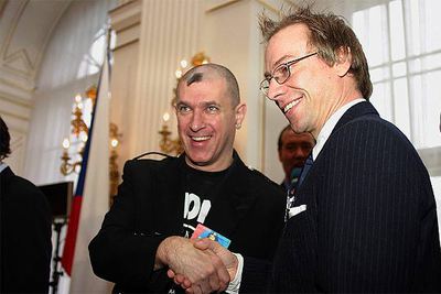 Howard Jacobs (izquierda) y Anders Karlsson se saludan tras recoger el Premio Descartes en Praga.