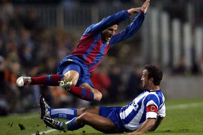 Belletti, el último azulgrana lesionado, es víctima de una falta por parte de Fran en un Barça-Deportivo.