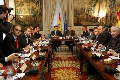 Representantes de las comunidades, en una reunión preparatoria de la Conferencia de Presidentes.