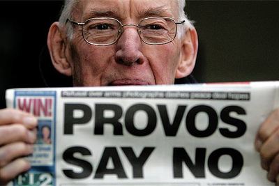El líder unionista Ian Paisley sostiene un diario de Belfast que alude al IRA provisional.