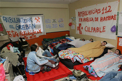 Los trabajadores de las ambulancias de Guipúzcoa, ayer, durante su encierro.