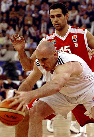 El  pívot  irlandés Burke se anticipa al estudiantil Iker Iturbe.