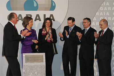 De izquierda a derecha, don Juan Carlos, doña Sofía, la ministra María Antonia Trujillo; el  lehendakari , Juan José Ibarretxe; José Ignacio Gárate, presidente del Polo de Innovación Garaia, y el presidente de MCC, Jesús Catania.