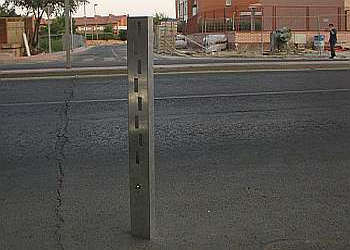 Los expertos dicen que hay tantos tipos y precios de redes  wi-fi  que es imposible concretar cuánto pueden costar o cómo instalarlas. Una red inalámbrica es, en realidad, una vía alternativa de acceso a Internet, que después debe  acoplarse  a la red básica. Para cubrir todo un edificio y conseguir la misma cobertura que si hubiera cables hay que calcular que cada antena tiene un alcance aproximado de 100 metros.