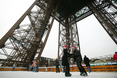 Algunos de los patinadores que estos días se divierten en la Torre Eiffel.