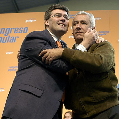 El reelegido presidente del PP de Jaén, Fernández Moya (izquierda), abraza a Javier Arenas.