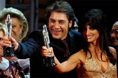 Javier Bardem y Penélope Cruz exhiben sus galardones en la noche del cine europeo de Barcelona.