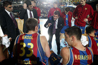 Joan Montes da instrucciones a sus jugadores en un partido disputado en el Palau Blaugrana.