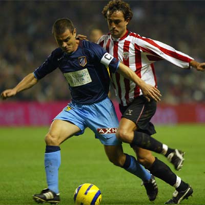 Aguilera intenta controlar el balón presionado por Ezquerro.