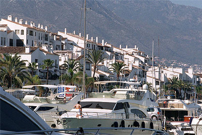 Yates y otras embarcaciones, en Puerto Banús.