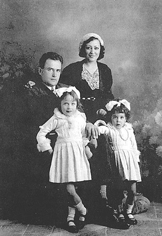 Carlota O'Neill y el capitán Virgilio Leret, con sus hijas Mariela y Carlota.
