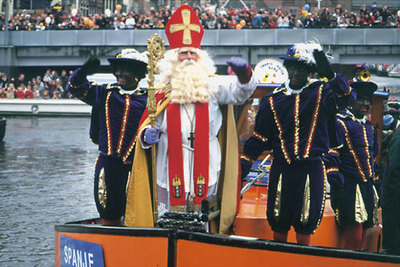 San Nicolás, como obispo, en el barco 'Spanje' ('España'), procedente de Alicante.