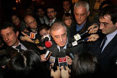 Marcello dell'Utri comenta la sentencia rodeado de periodistas ayer en Roma.