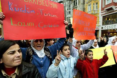 Manifestantes en el centro de Estambul, ayer. En una de las pancartas se lee: 