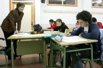 María Ángeles González imparte una clase en el instituto Juan de Mairena, en San Sebastián de los Reyes (Madrid).