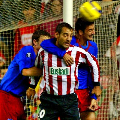 Urzaiz es sujetado por un defensor del Steaua.