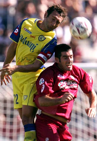 D'Anna (Chievo) despeja por encima de Lucarelli.