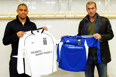 Ronaldo y Zidane, con las camisetas que llevarán los equipos.