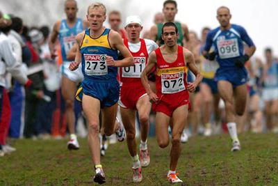 El ucranio Lebed, a la izquierda, antes de despegarse del español De la Ossa, ayer.