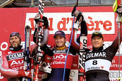 Kjus, a la izquierda, y Maier rodean en el podio a Miller.