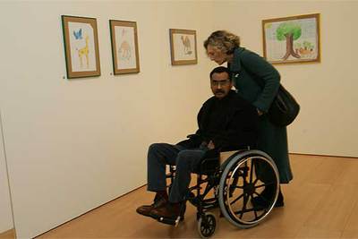 La inauguración de la muestra sirvió también como homenaje al representante del Frente Polisario Mohamed Salem Hach-Embarec, a quien acompañó su esposa, la enfermera guipuzcoana Gurutze Irizar. El  lehendakari  le hizo entrega de una escultura de Néstor Basterretxea.