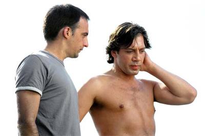 Alejandro Amenábar (a la izquierda) y Javier Bardem, durante el rodaje de  Mar adentro. 