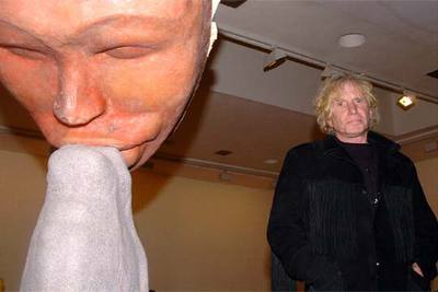 Dennis Oppenheim, ante su obra  Beso de perro pesado , en la exposición del Círculo de Bellas Artes.