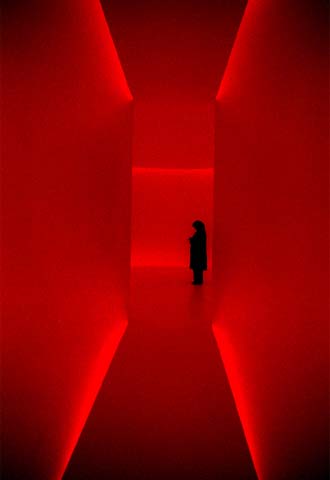 El espacio lumínico de Turrell  Penuma,  que se exhibe en el IVAM, permite el acceso a su interior.