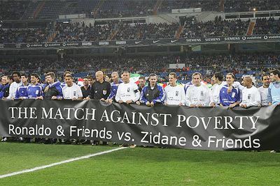 Algunos de los jugadores participantes posan antes del partido.