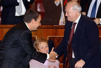 Zapatero felicita a Moratinos tras ser derrotada la moción del PP.