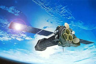 Representación gráfica del  XMM-Newton,  que da una vuelta a la Tierra (al fondo en el dibujo) cada 48 horas, en una órbita elíptica inclinada de 114.000 kilómetros de altura  máxima y 7.000 kilómetros de  altura mínima.