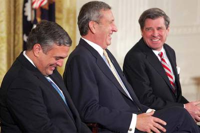 BUSH CONDECORA A LOS HOMBRES DE LA INVASIÓN.