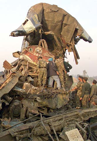 Un accidente de trenes en India causa 27 muertos