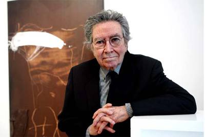 Antoni Tàpies, ayer, ante la obra  Figura sobre marrón. 
