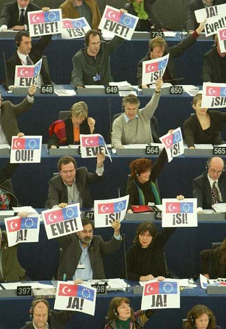 Diputados de la Eurocámara muestran carteles a favor del  sí  a la apertura de negociaciones con Turquía.