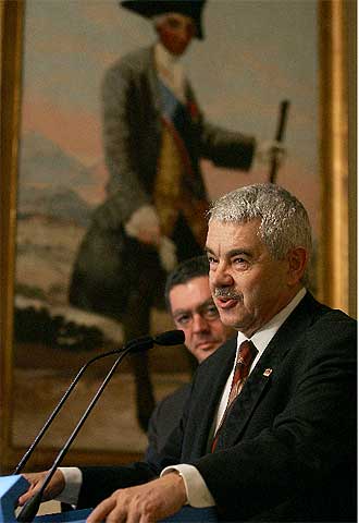 En primer plano, Pasqual Maragall, y, detrás, Alberto Ruiz-Gallardón.