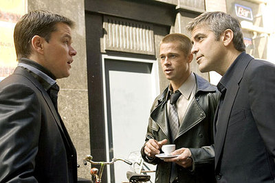 De izquierda a derecha, Matt Damon, Brad Pitt y George Clooney, en una secuencia de  Ocean's twelve .