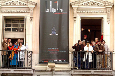 Los actores de  La hija del aire,  de Calderón de la Barca,  ayer en los balcones del teatro Español de Madrid.