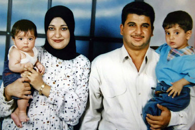 Una imagen de Baha Musa con su esposa y sus dos hijos.