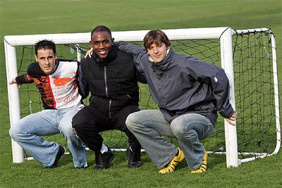 Pedro López, BertIn y Oriol (de izquierda a derecha) posan en un alto del entrenamiento.