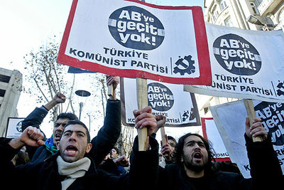 Manifestantes del Partido Comunista turco cantan eslóganes antieuropeos en Estambul.
