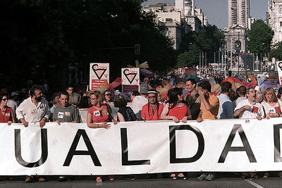 Manifestación por el matrimonio homosexual el Día del Orgullo Gay en 2001 en Madrid.